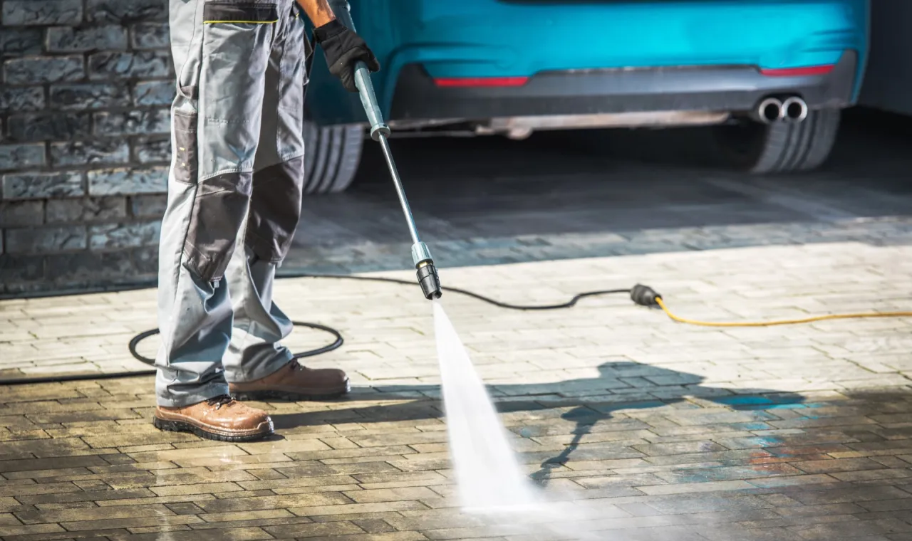 Professionelle Pflasterreinigung für Einfahrten, Wege und Höfe