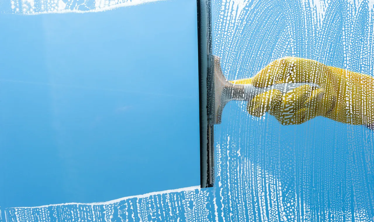 Professionelle Glas- und Rahmenreinigung für Privat und Gewerbe